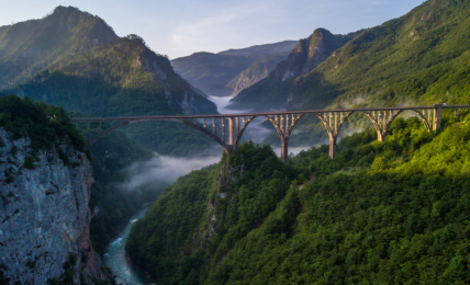 Der Tara-Fluss in der gleichnamigen Schlucht in Montenegro.