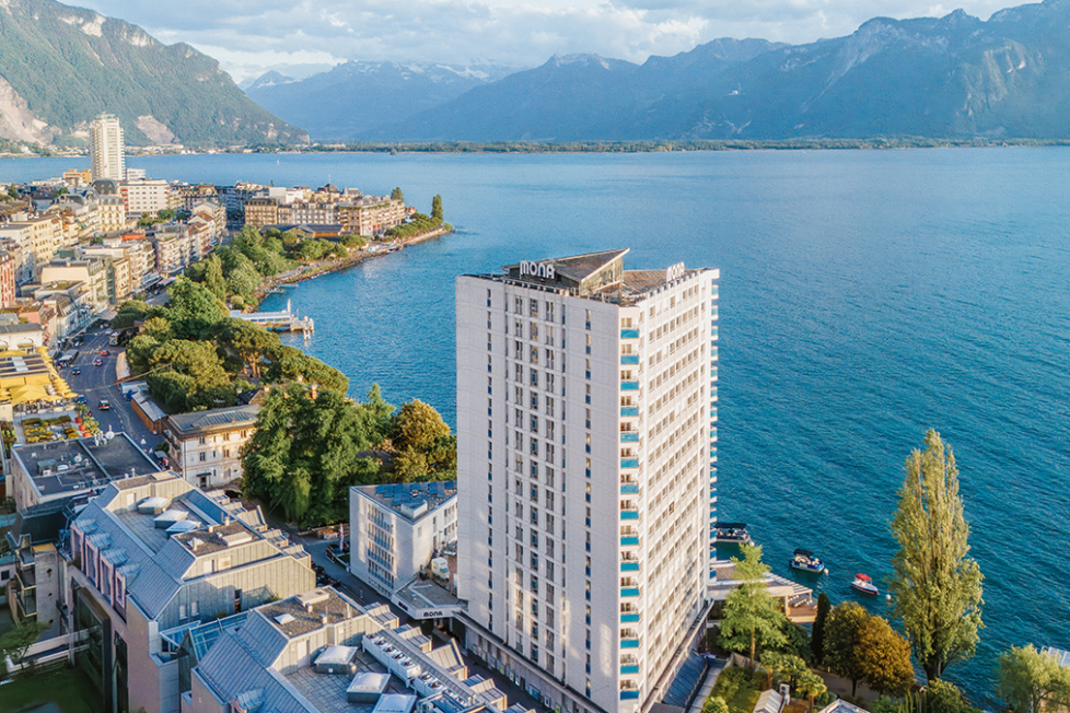 Der markante Dreieck-Turm des Hotel MONA bietet Aussicht auf Genfersee und Alpen.