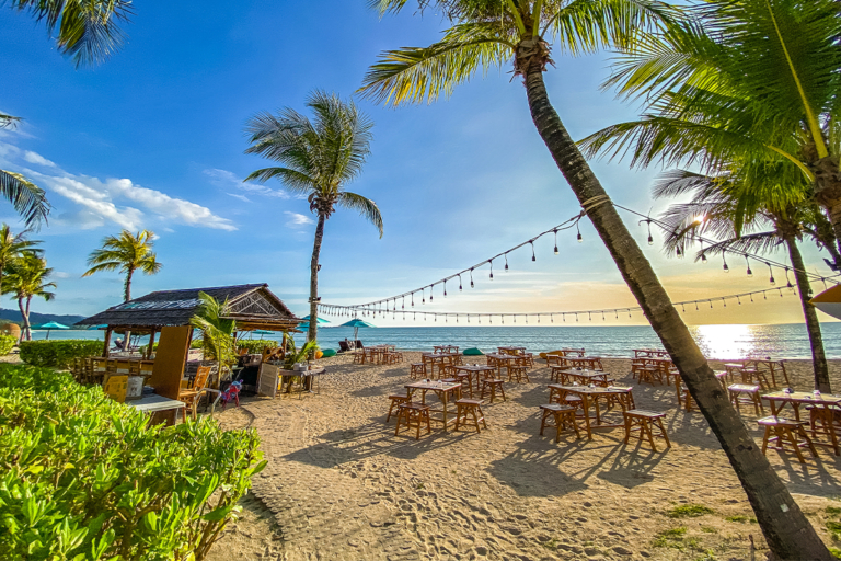 Strand-Idylle in Khao Lak an der Andamanensee.