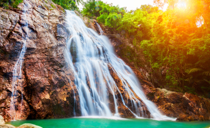 der Wasserfall Na Muang in «Green Season» in Thailand
