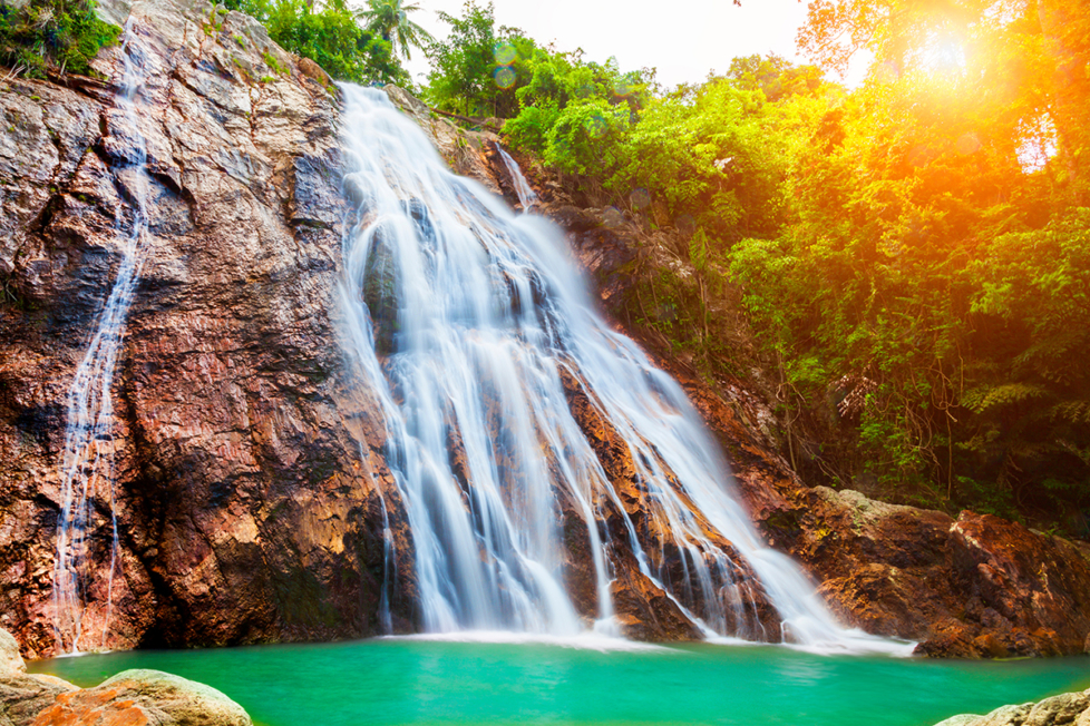 der Wasserfall Na Muang in «Green Season» in Thailand
