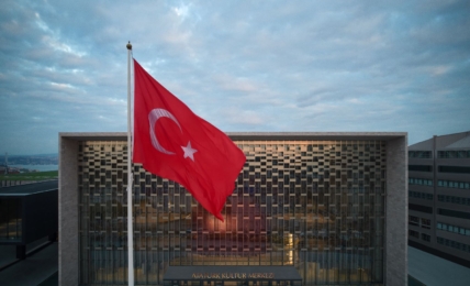 Gebäude mit Türkiye Fahne im Vordergrund