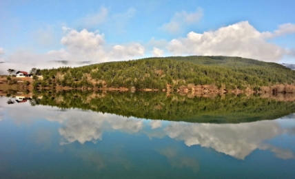 Gewässer mit Hügel