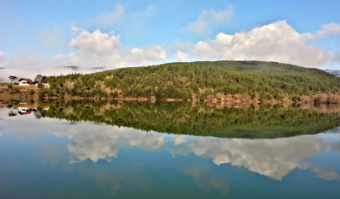 Gewässer mit Hügel