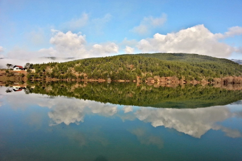 Gewässer mit Hügel